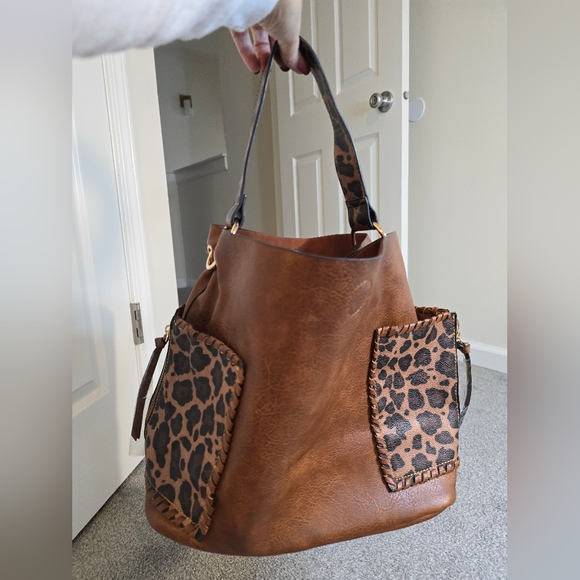 Faux Leather Animal Print Roomy Trendy Stylish Great Condition Shoulder Bag - Picture 7 of 10